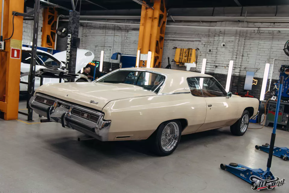 Фирменный шиномонтаж на стендах Hunter для Chevrolet Impala: собрали комплект колес Dayton Wire Wheels с системой knock-off!